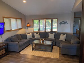 Téléviseur connecté, foyer, lecteur de DVD, livres