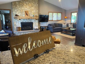 Smart TV, chimenea, reproductor de DVD y libros 