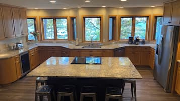 Geladeira, micro-ondas, fogão, cooktop