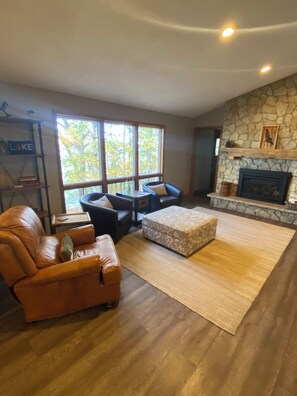 Smart-TV, peis, DVD-spiller og bøker