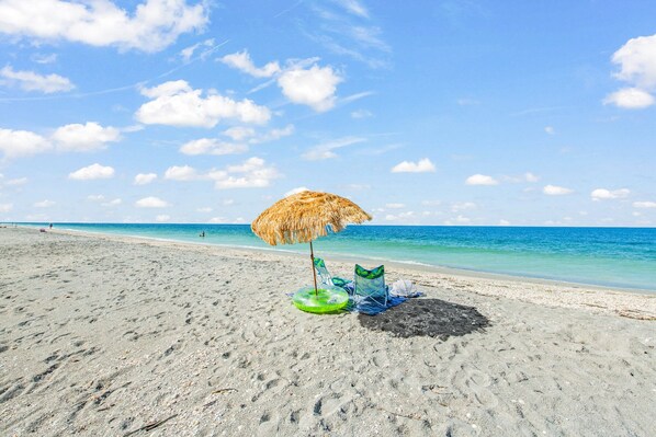 Playa en los alrededores, camastros y toallas de playa