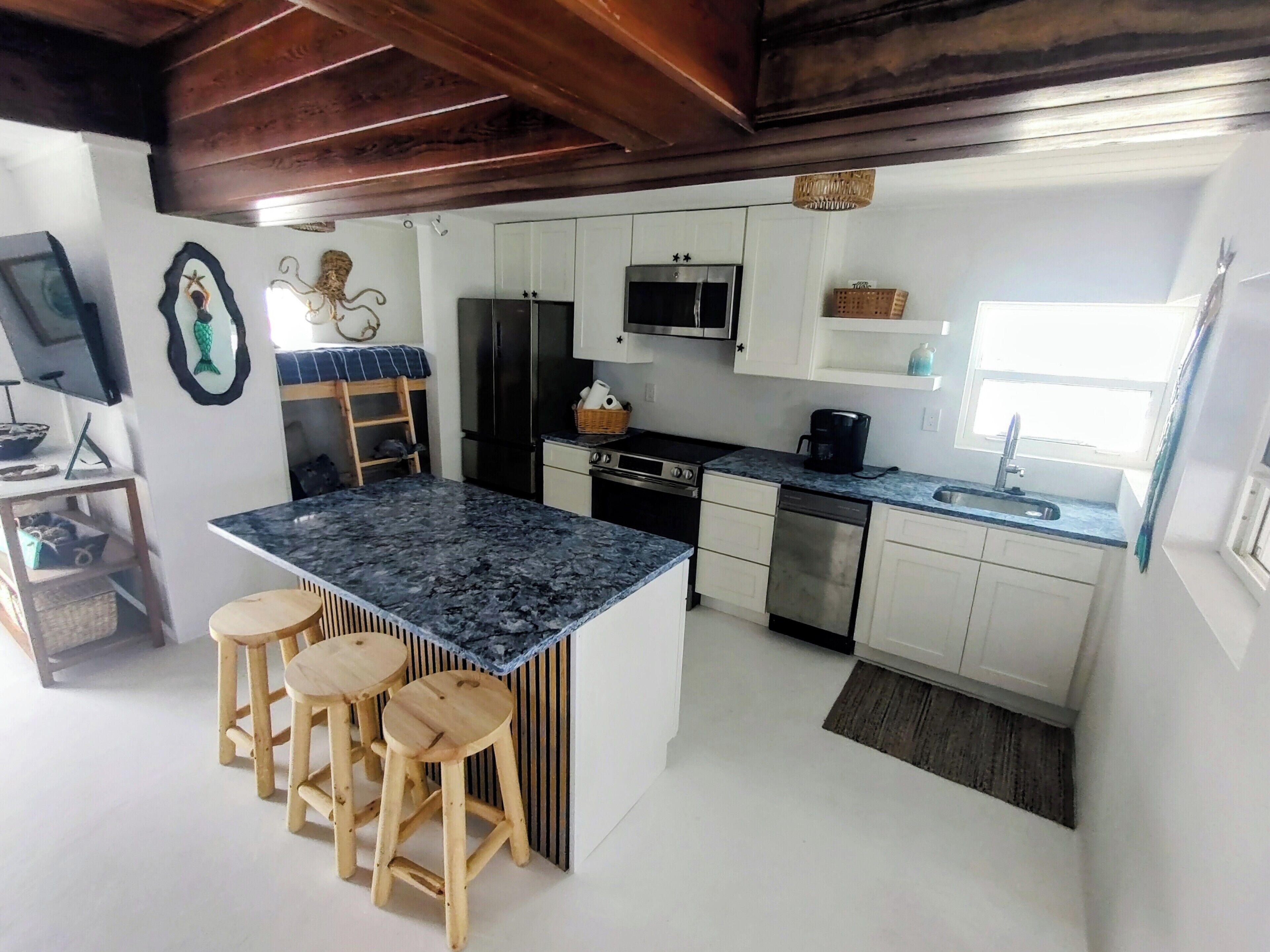 Coffee/tea maker, fridge, microwave, oven