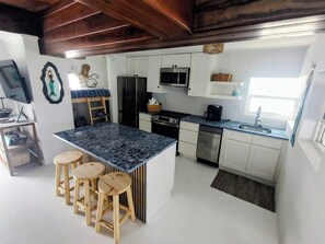Cafetera y tetera, refrigerador, microondas y horno