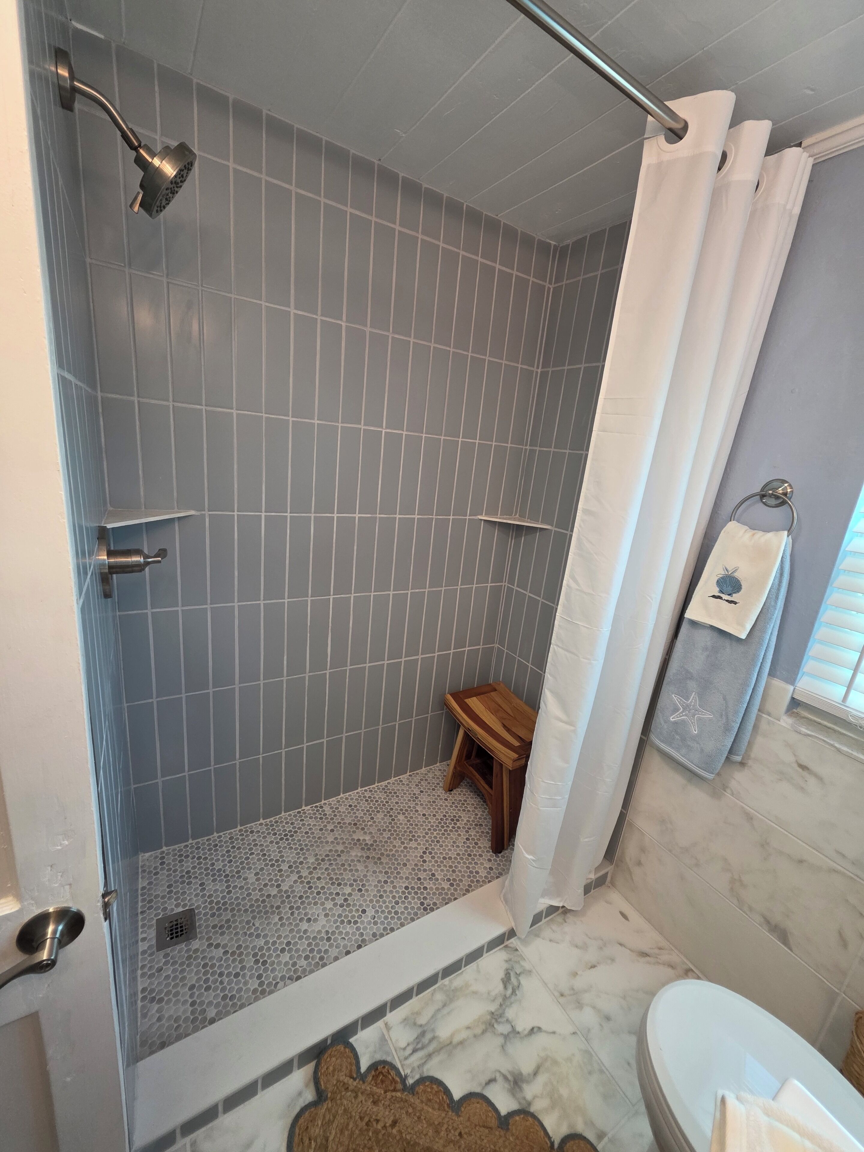 Douche, sèche-cheveux, serviettes fournies, savon