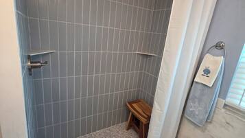 Douche, sèche-cheveux, serviettes fournies, savon
