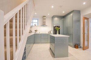 Dishwasher, cookware/dishes/utensils