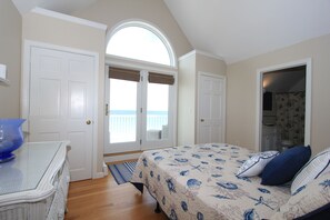 3 bedrooms, iron/ironing board, travel crib, free WiFi - 115 N. Shore Blvd - Waterfront home w. stunning views & private beach access  (Sandwich)