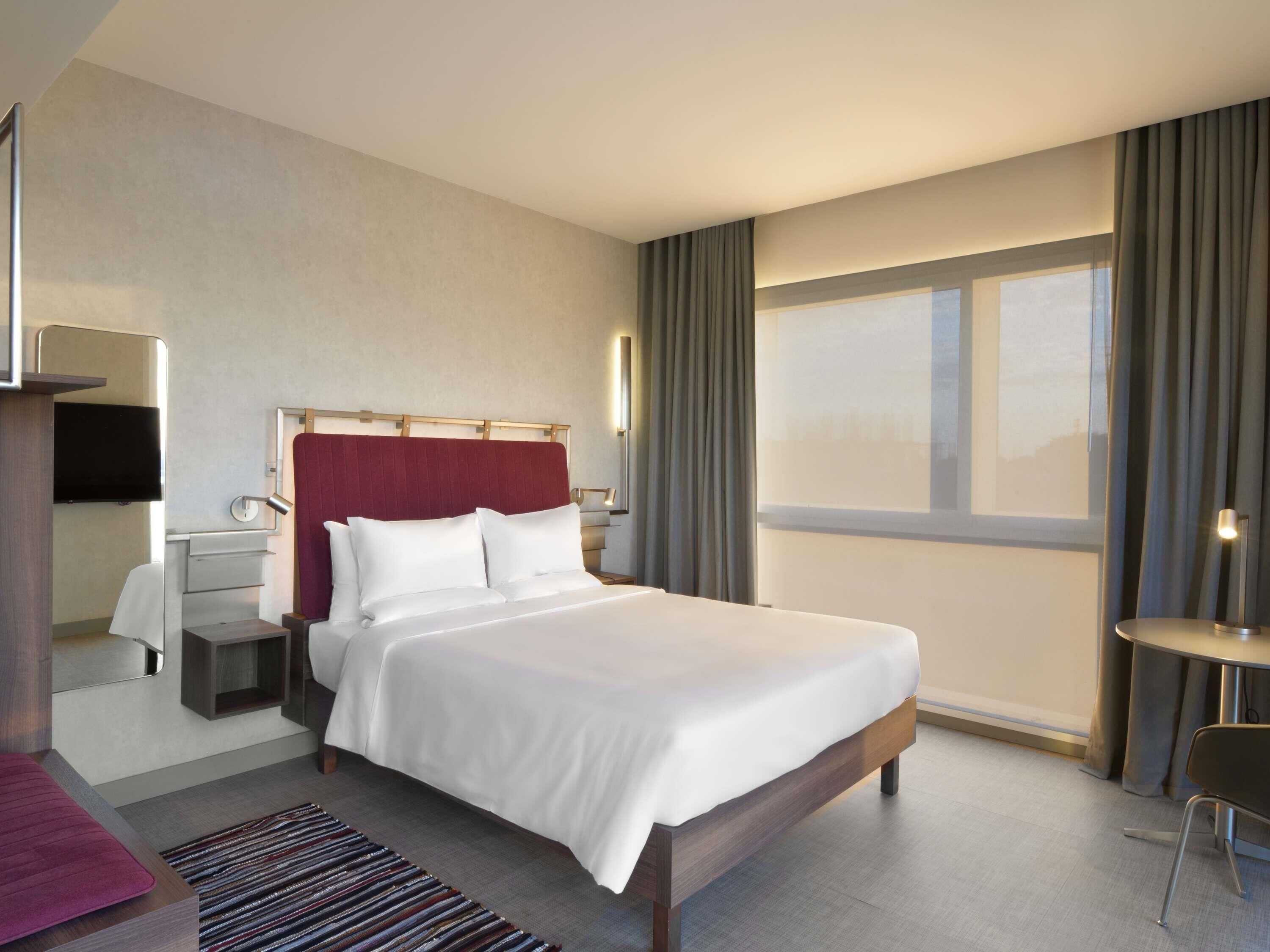 Standard Room, 1 Double Bed | Hypo-allergenic bedding, minibar, in-room safe, desk