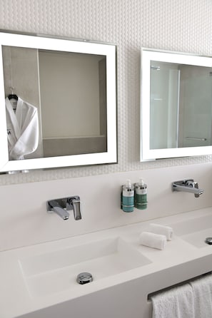 Quarto standard, 1 cama de casal, acessível, vista para o mar | Banheiro | Chuveiro, chuveiro com efeito de chuva, secador de cabelo