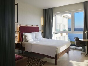 Executive-rum - 1 queensize-säng med bäddsoffa | Allergitestade sängkläder, minibar och värdeförvaringsskåp på rummet