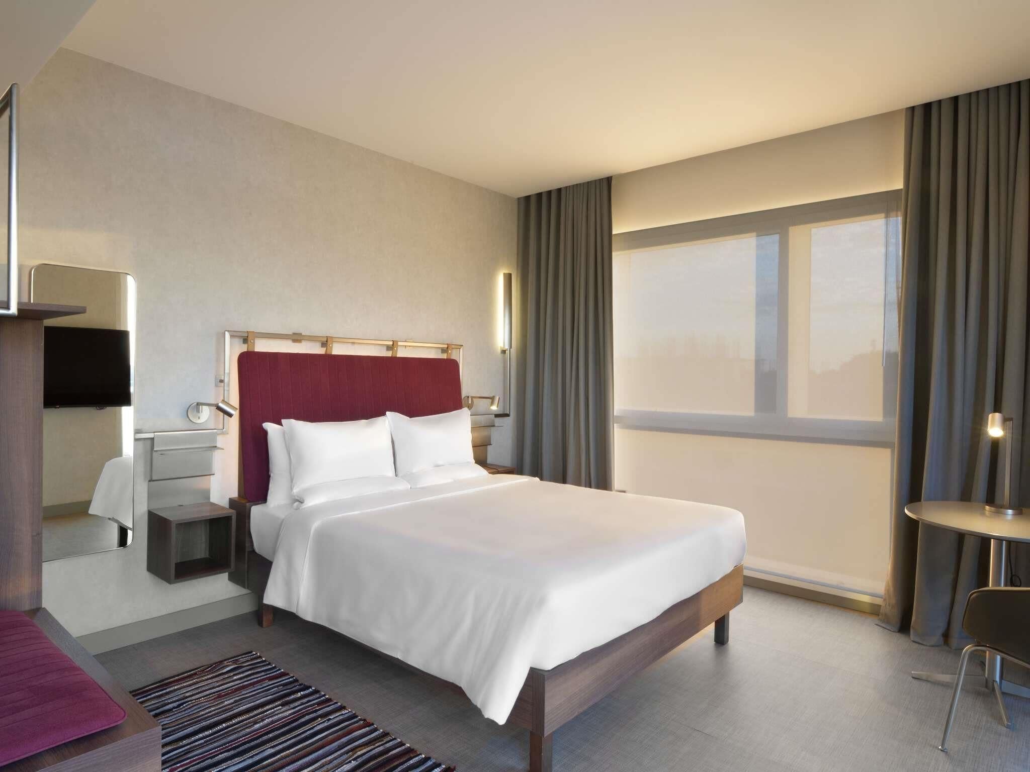 Standard Room, 1 Double Bed | Hypo-allergenic bedding, minibar, in-room safe, desk