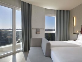 行政客房, 2 张单人床 | 防过敏的被褥、迷你吧、客房内保险箱、办公桌