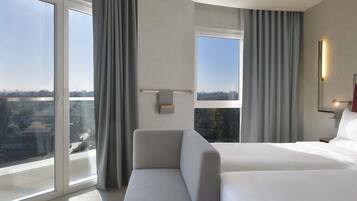 Executive kamer, 2 eenpersoonsbedden | Hypoallergeen beddengoed, een minibar, een kluis op de kamer, een bureau