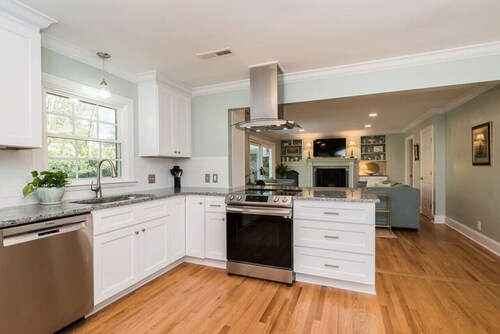 Tobacco Road Retreat Minutes to Football Stadiums