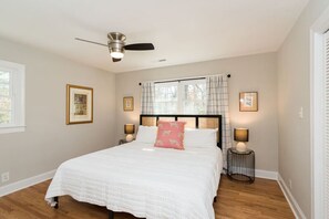 Iron/ironing board, WiFi, bed sheets - Tobacco Road Retreat Minutes to Football Stadiums (Durham)