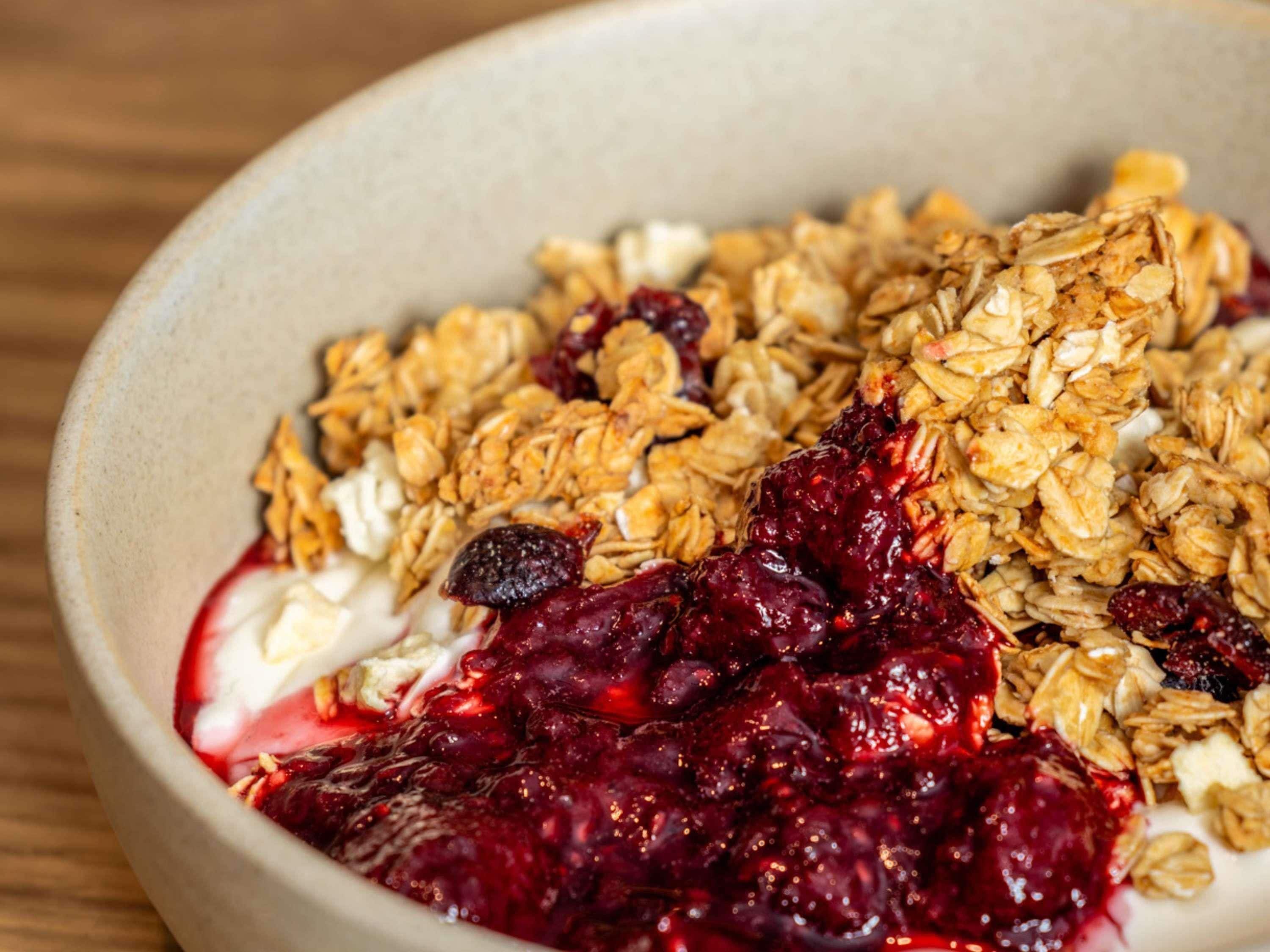 Un tazón de granola con bayas y yogur.
