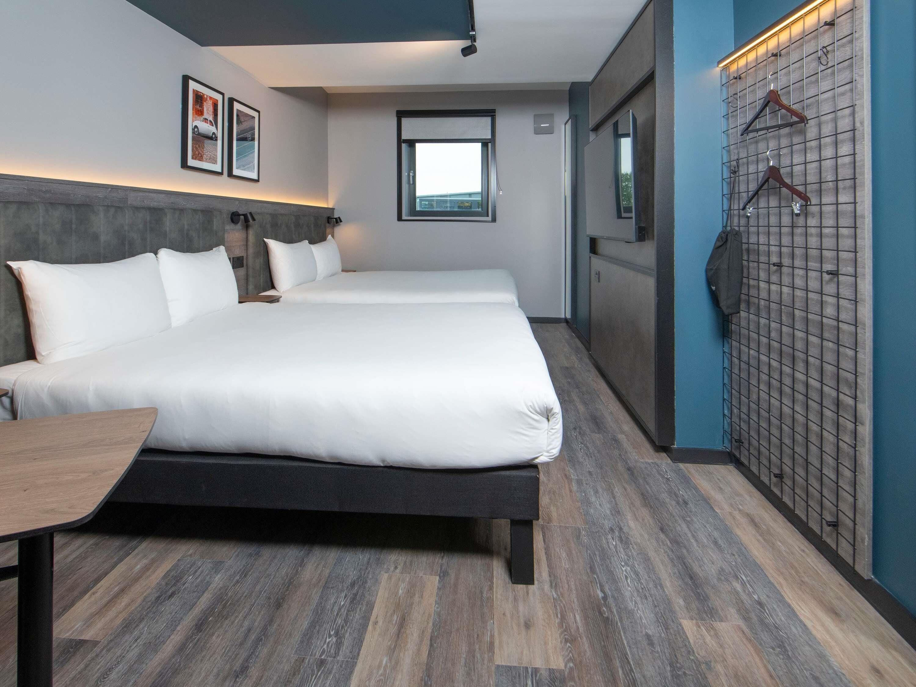 Habitación estándar, 2 camas matrimoniales | Espacio para trabajar con laptop y tabla de planchar con plancha 