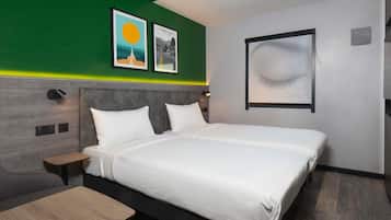 Habitación estándar con 2 camas individuales, 2 camas individuales | Espacio para trabajar con laptop y tabla de planchar con plancha