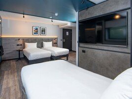 Espacio para trabajar con laptop y tabla de planchar con plancha 