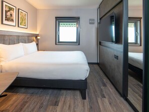 Standard Room, 1 Double Bed | Laptop workspace, iron/ironing board, free WiFi, bed sheets
