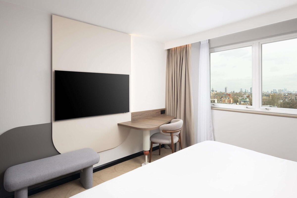 Privilege, Deluxe Room, 1 King Bed, City View | In-room safe, desk, laptop workspace, WiFi (free)