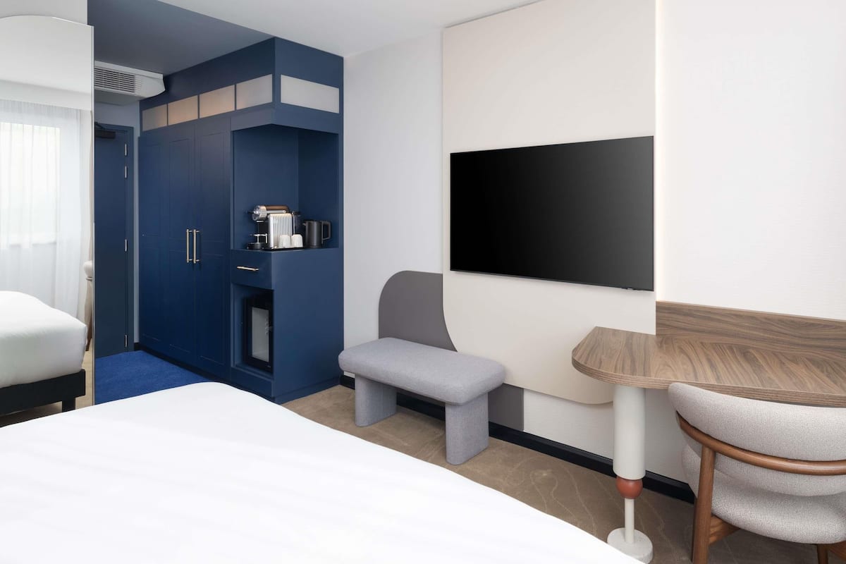 In-room safe, desk, laptop workspace, travel crib