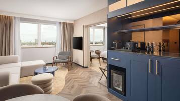 Junior Suite, 1 King Bed, City View (High Floor) | In-room safe, desk, laptop workspace, free WiFi