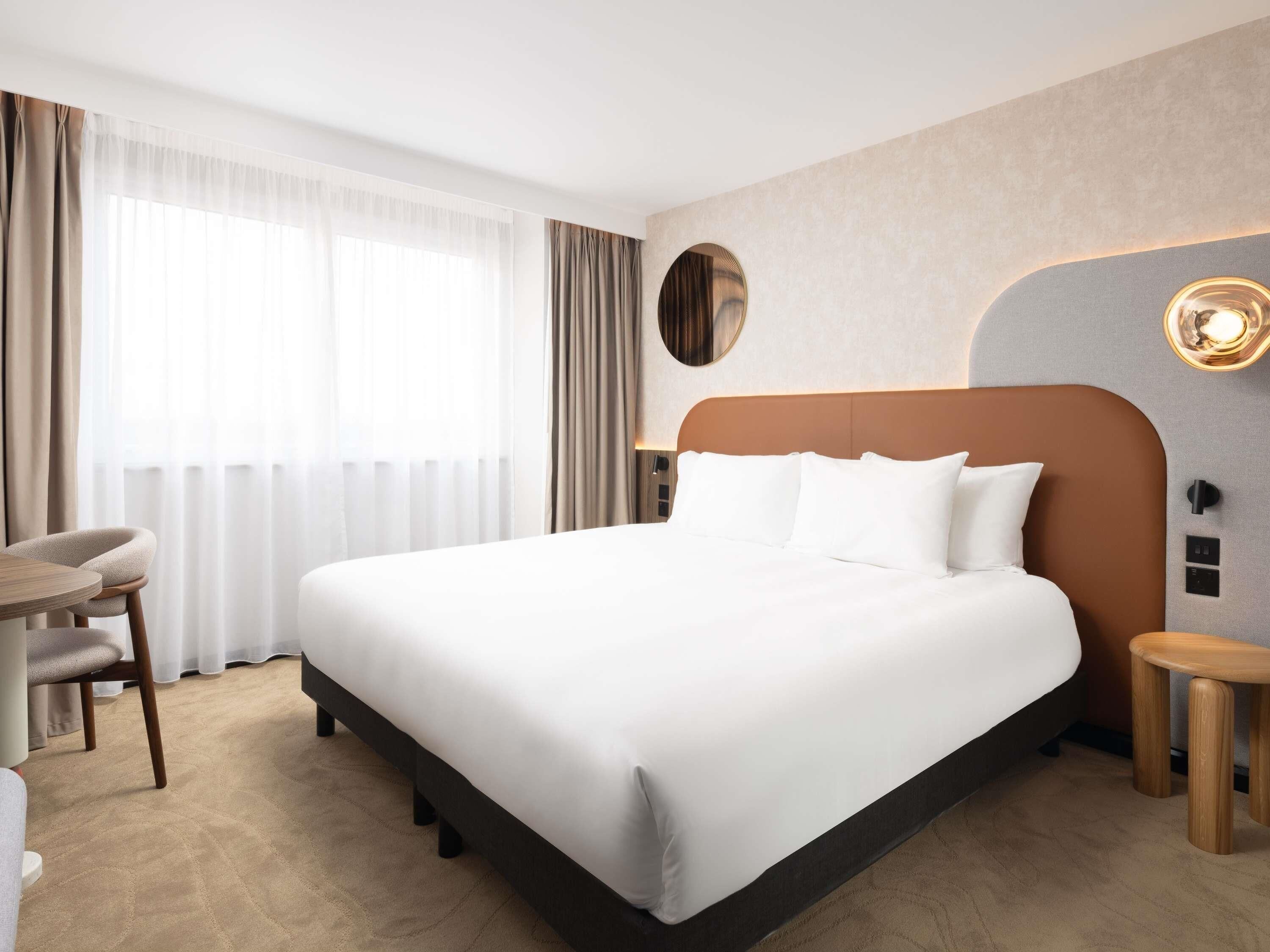 Privilege, Deluxe Room, 1 King Bed | In-room safe, desk, laptop workspace, travel crib