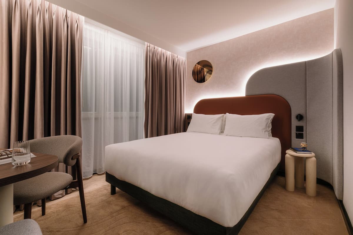 Classic Room, 1 Queen Bed | In-room safe, desk, laptop workspace, travel cot