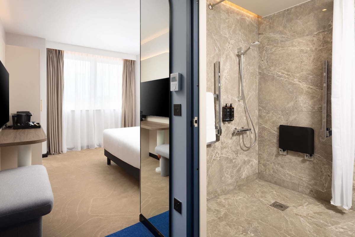 Habitació estàndard, 1 llit doble, vistes a la ciutat (Accessible) | Caixa forta a l'habitació i escriptori