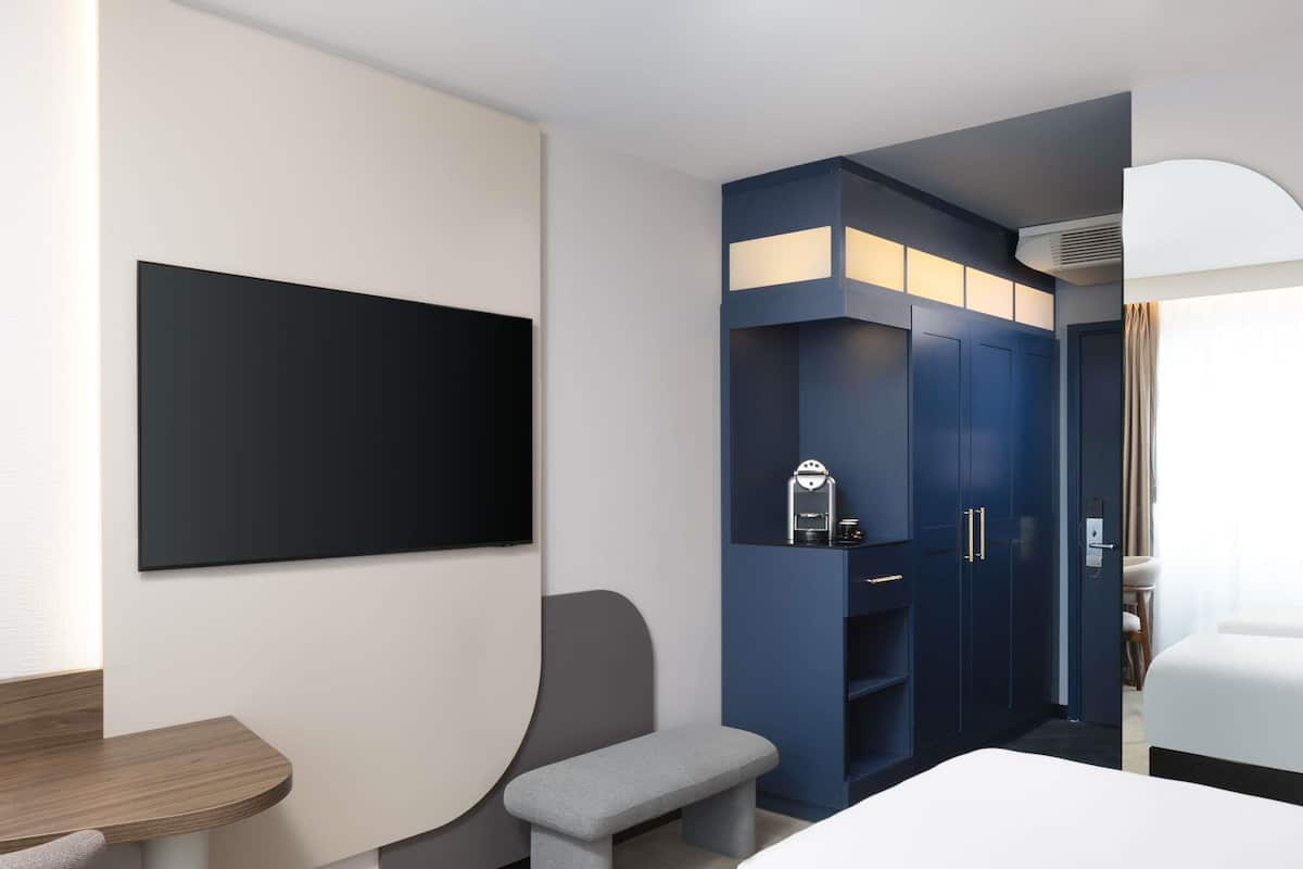 Quarto clássico, 2 camas de solteiro | Cofres nos quartos, escrivaninha, espaço de trabalho para notebook