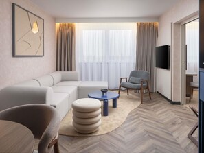 Junior-Suite, 1 King-Bett, Stadtblick (High Floor) | Zimmersafe, Schreibtisch, laptopgeeigneter Arbeitsplatz, Reisekinderbett