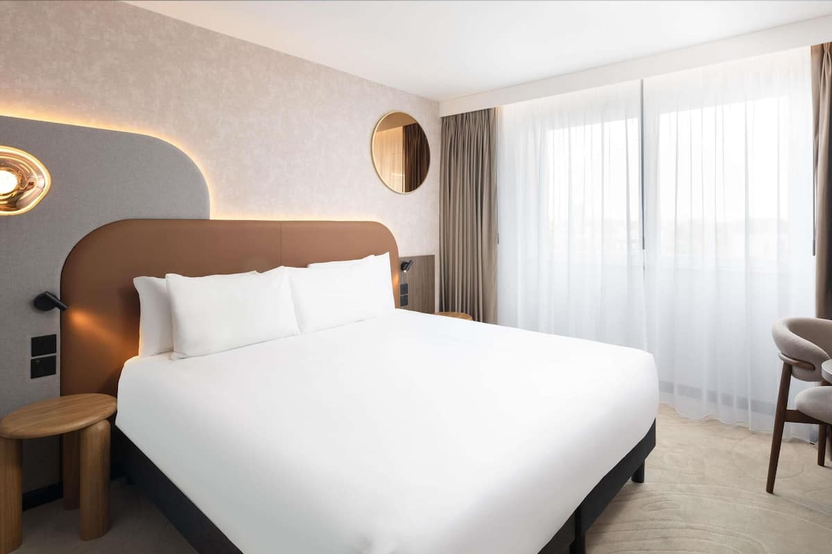 In-room safe, desk, laptop workspace, travel crib