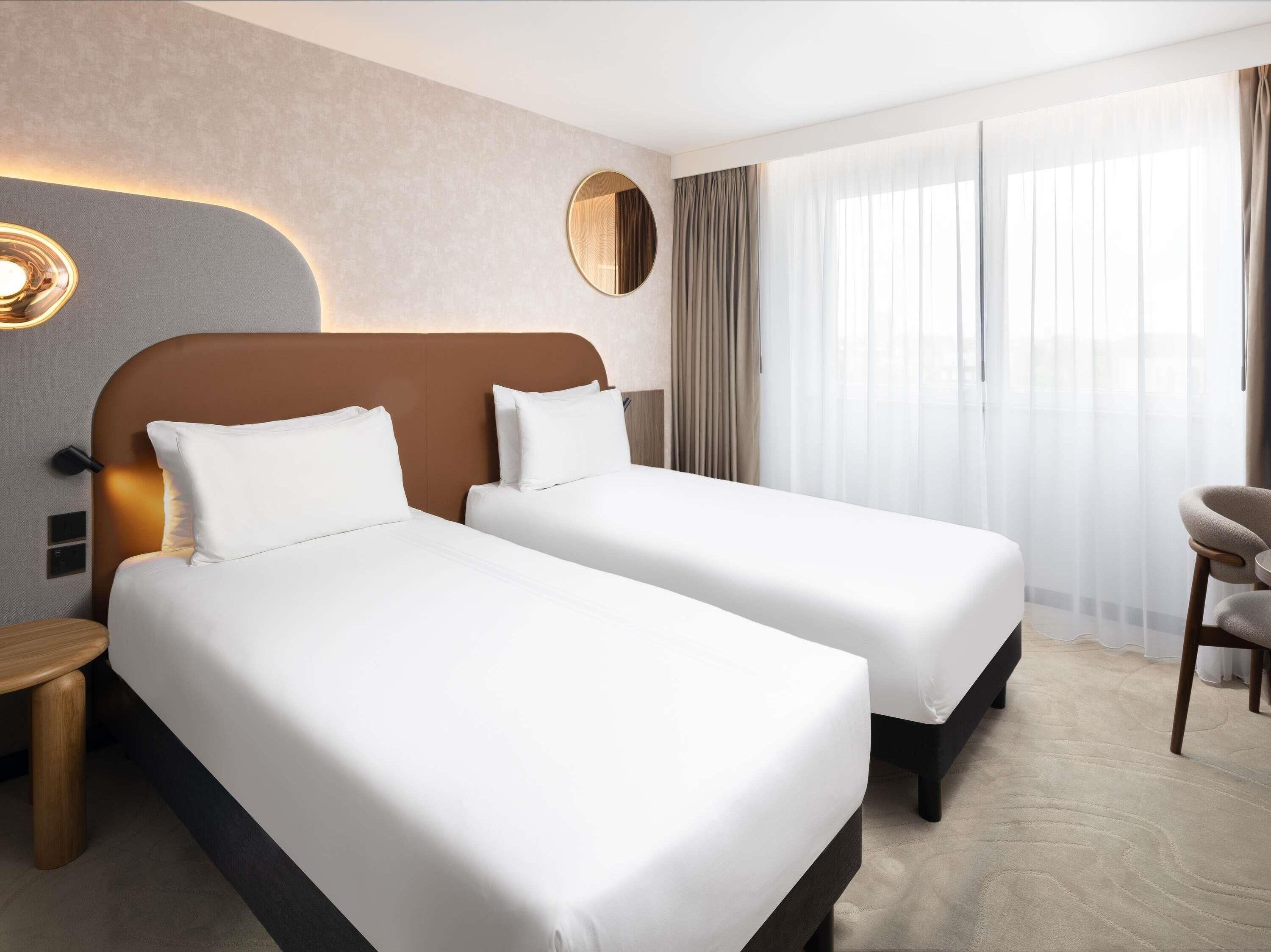 Kamar Klasik, 2 Tempat Tidur Twin | Brankas, meja kerja, ruang kerja ramah laptop, dan tempat tidur bayi