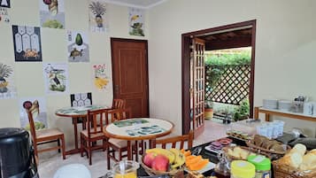 Sudah termasuk sarapan ala kontinental setiap hari