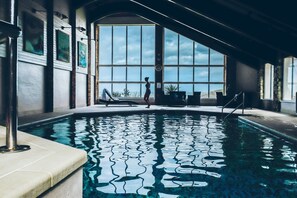 室内游泳池，恒温泳池