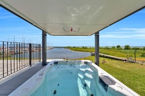 Banyera d'hidromassatge a l'aire lliure