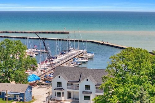 Lighthouse Cove: Corporate events, weddings, large groups