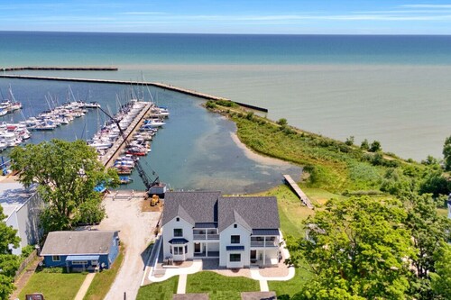 Lighthouse Cove: Corporate events, weddings, large groups