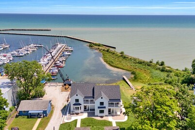 Lighthouse Cove: Corporate events, weddings, large groups