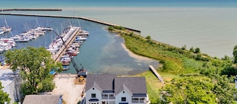 Lighthouse Cove: Corporate events, weddings, large groups