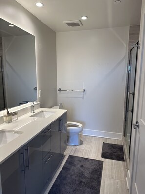 シャワー、タオル、トイレットペーパー