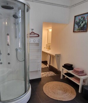 Bruser, hårtørrer, håndklæder, Sæbe