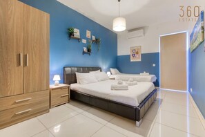 Escritorio, tabla de planchar con plancha, cuna de viaje y wifi