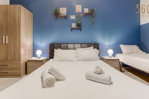 Una scrivania, ferro/asse da stiro, culla da viaggio, Wi-Fi