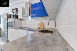 Réfrigérateur, micro-ondes, four, plaque de cuisson