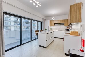 Jääkaappi, mikroaaltouuni, uuni, liesi