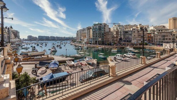 A marina with boats, a waterfront promenade, and buildings with balconies. - Designer, luxurious 3BR home in Pender Gardens (San Ġiljan)