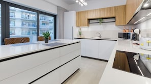 Kühlschrank, Mikrowelle, Ofen, Herdplatte