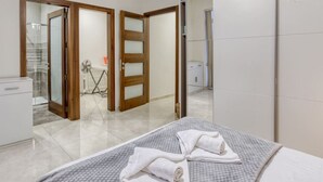 Ein Hotelzimmer mit Bett, Bad und Duschbereich.